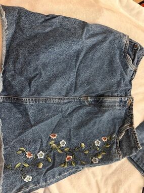 Liz Claiborne Blue Denim Straight-Leg Jeans with Floral Embroidery